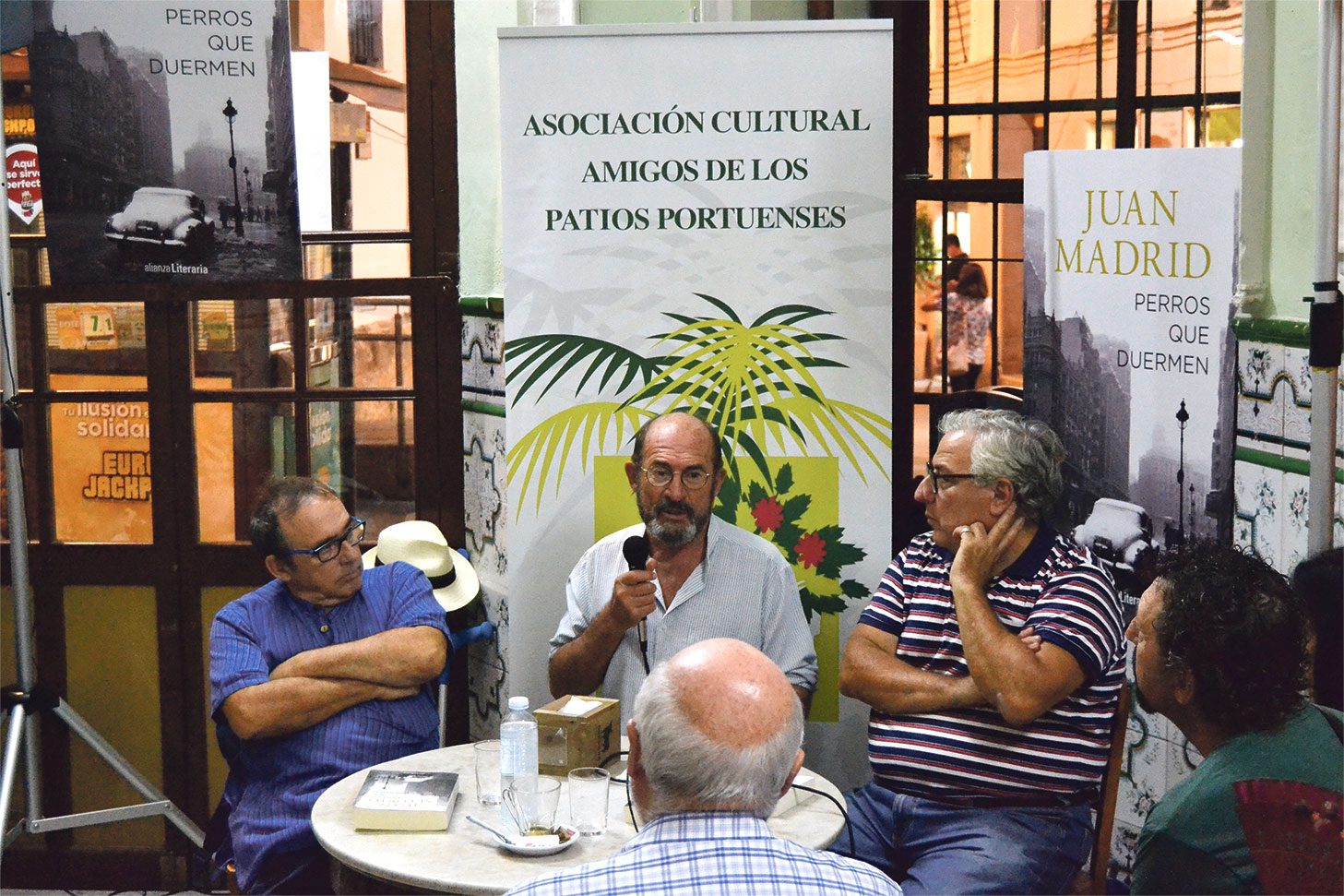 Juan Madrid en la presentación de otra de sus novelas, octubre 2017 | Emilio J. Rodríguez Posada / CC BY-SA 2.0