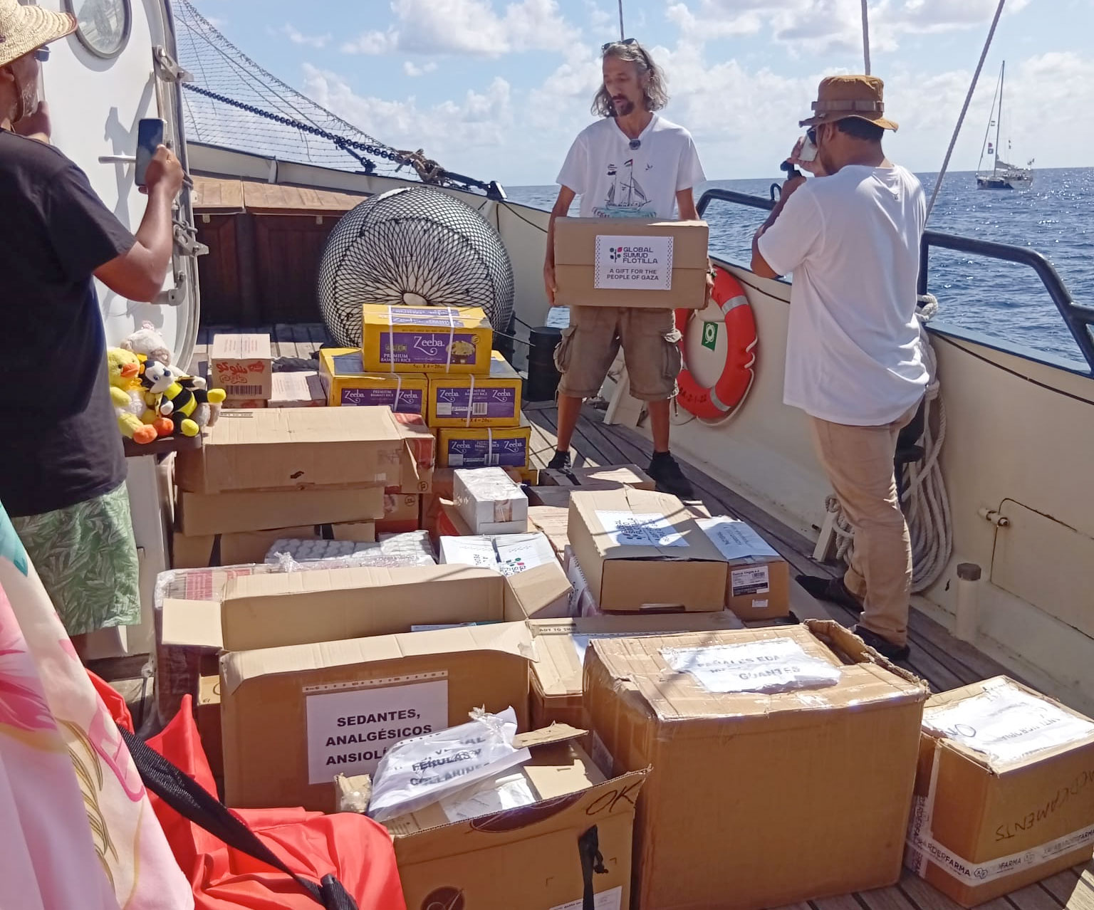 Recuento de medicinas en los barcos de la Global Sumud Flotilla