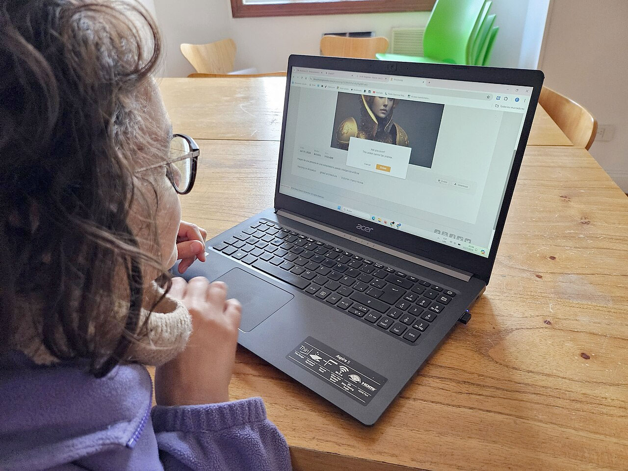 Mujer con una computadora trabaja con un programa de inteligencia artificial | Fuente: Mauricio Genta / Wikimedia commons / CC BY-SA 4.0