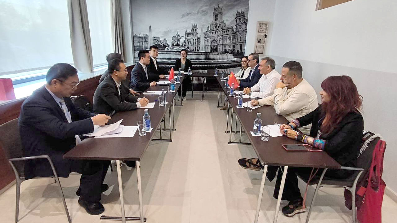 Reunión celebrada por las delegaciones del PCCh y PCE en la Fiesta PCE 2025 | Fuente: PCE