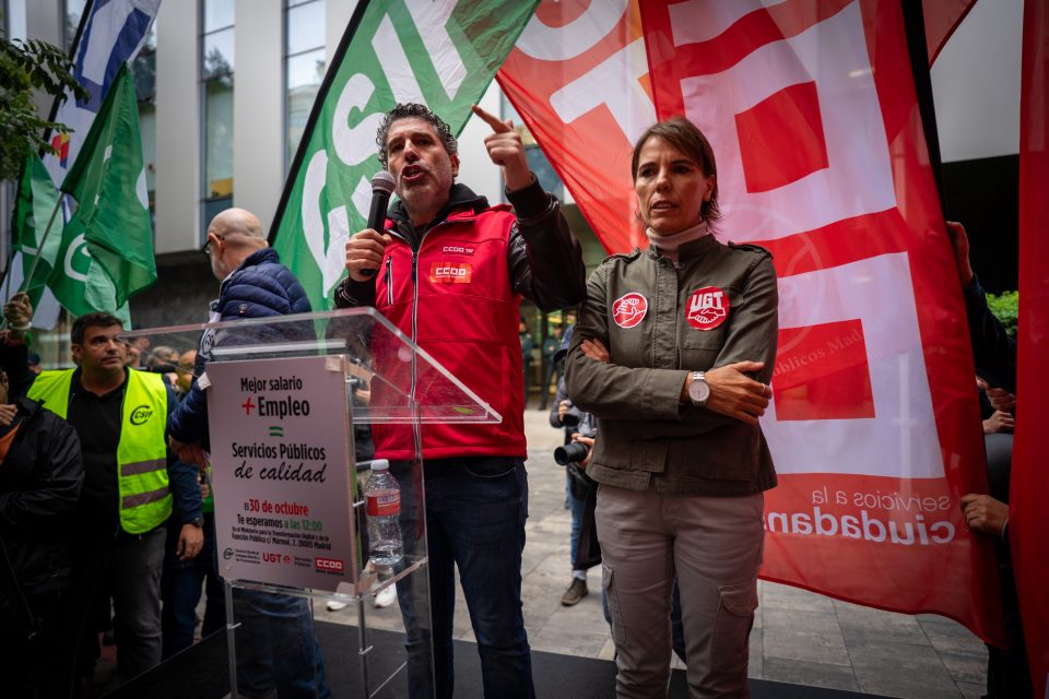 El secretario general de la Federación de Servicios a la Ciudadanía de CC.OO. junto con la secretaria general de Servicios Públicos de UGT y el presidente de CSIF en la manifestación por los servicios públicos de calidad (30 octubre 2025)