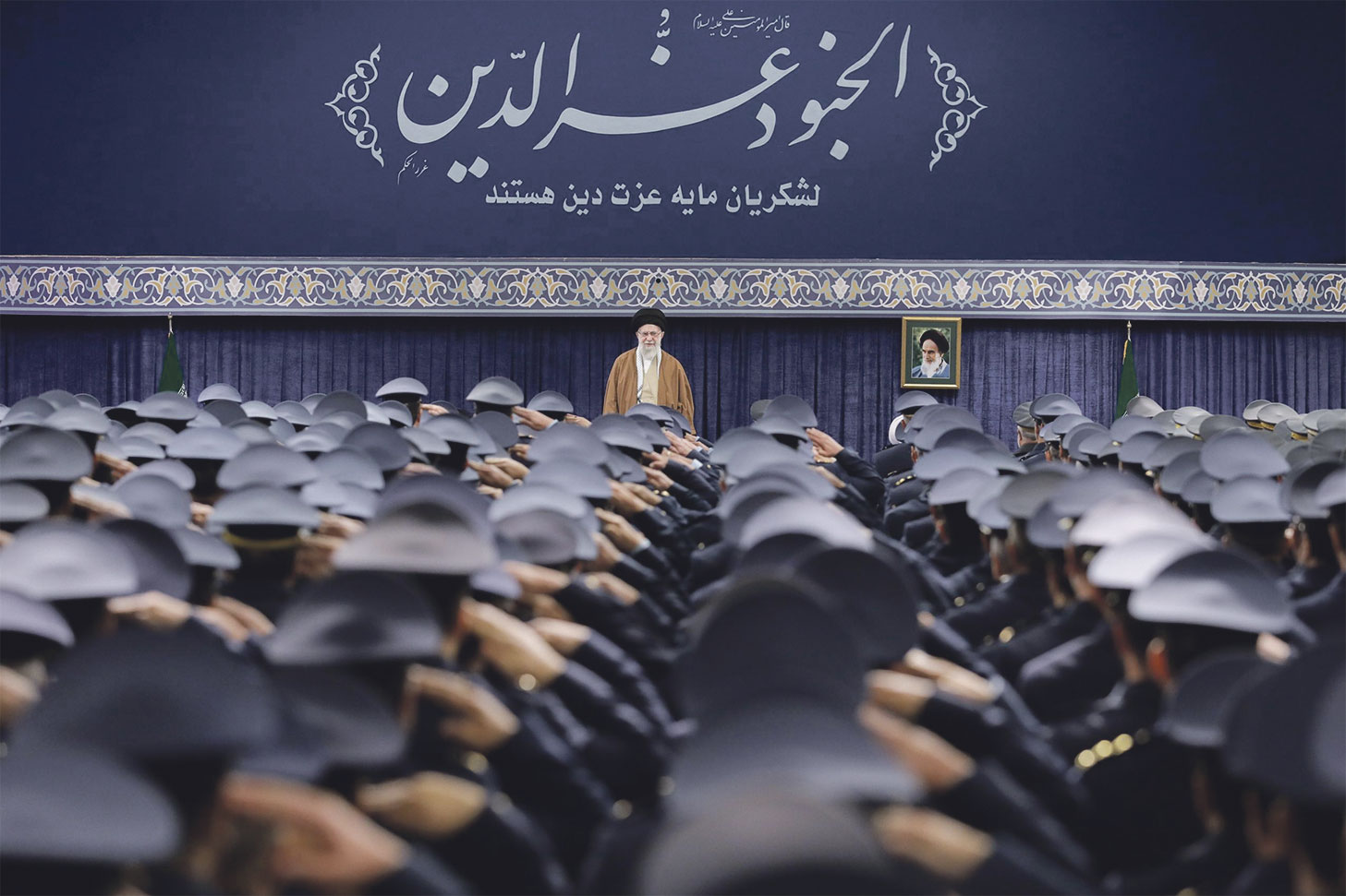 Encuentro de un grupo de comandantes de la Fuerzas Aérea y la Defensa Aérea del Ejército de la República Islámica con el Líder de la Revolución Islámica | khamenei.ir