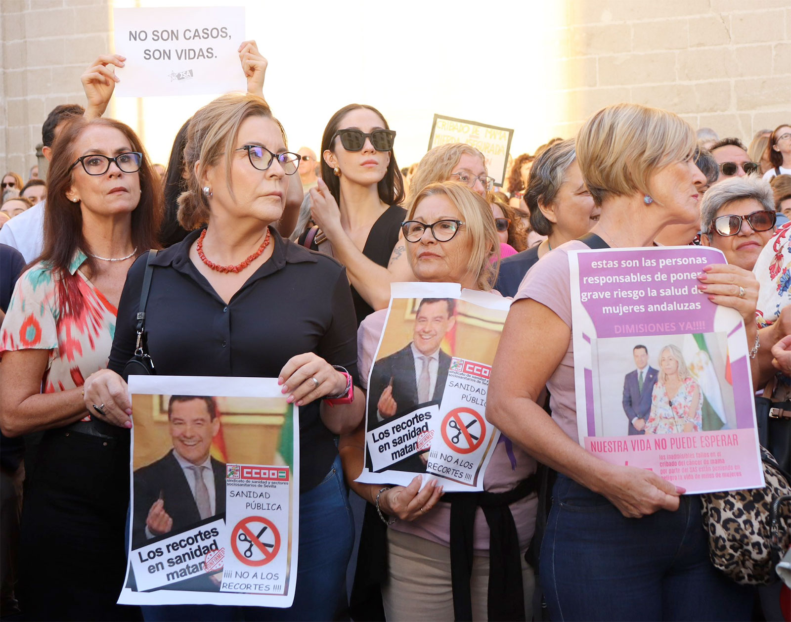 Concentración en Sevilla frente al Servicio Andaluz de Salud en protesta por la gestión sanitaria de Moreno Bonilla