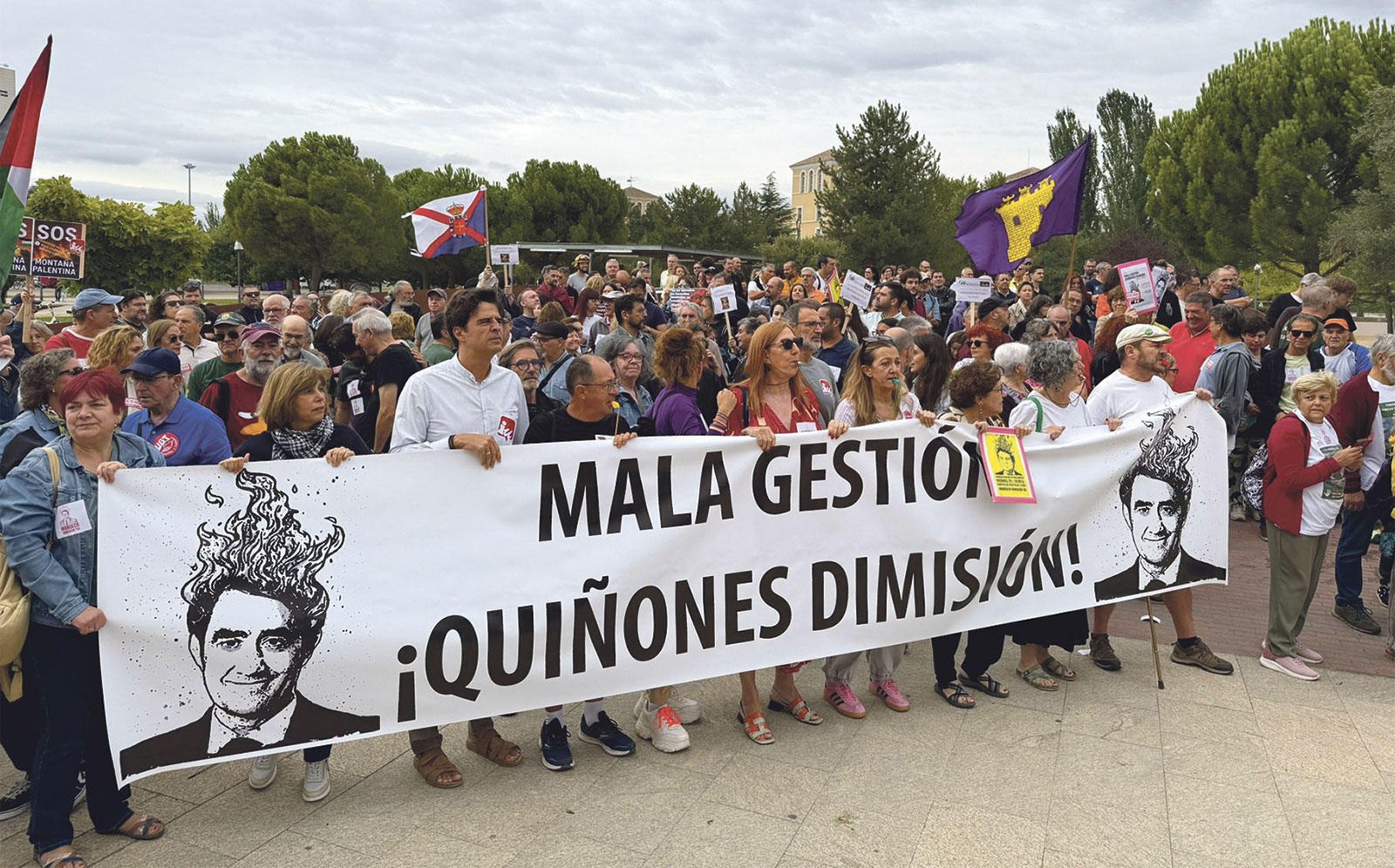 Concentración el pasado 29 de agosto frente a las Cortes de Castilla y León exigiendo la dimisión del Consejero Quiñones | IU Valladolid