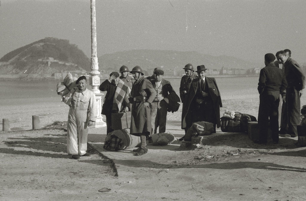 Salida de presos de la cárcel de Ondarreta (1942) | Vicente Martín / Kutxa Fototeka / CC BY-SA 3.0