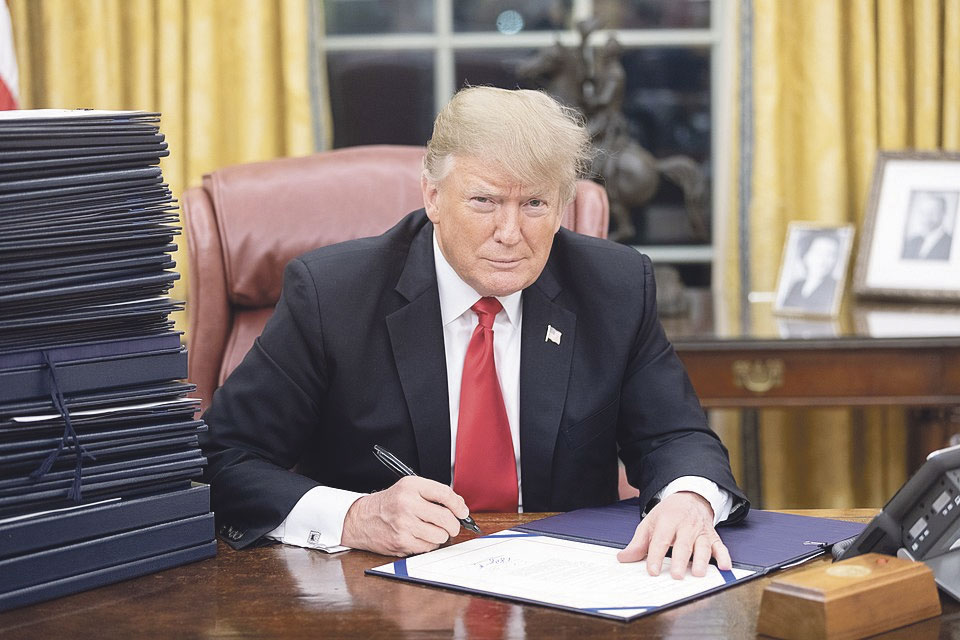 Trump firmando decretos en el despacho oval | The White House / Dominio público