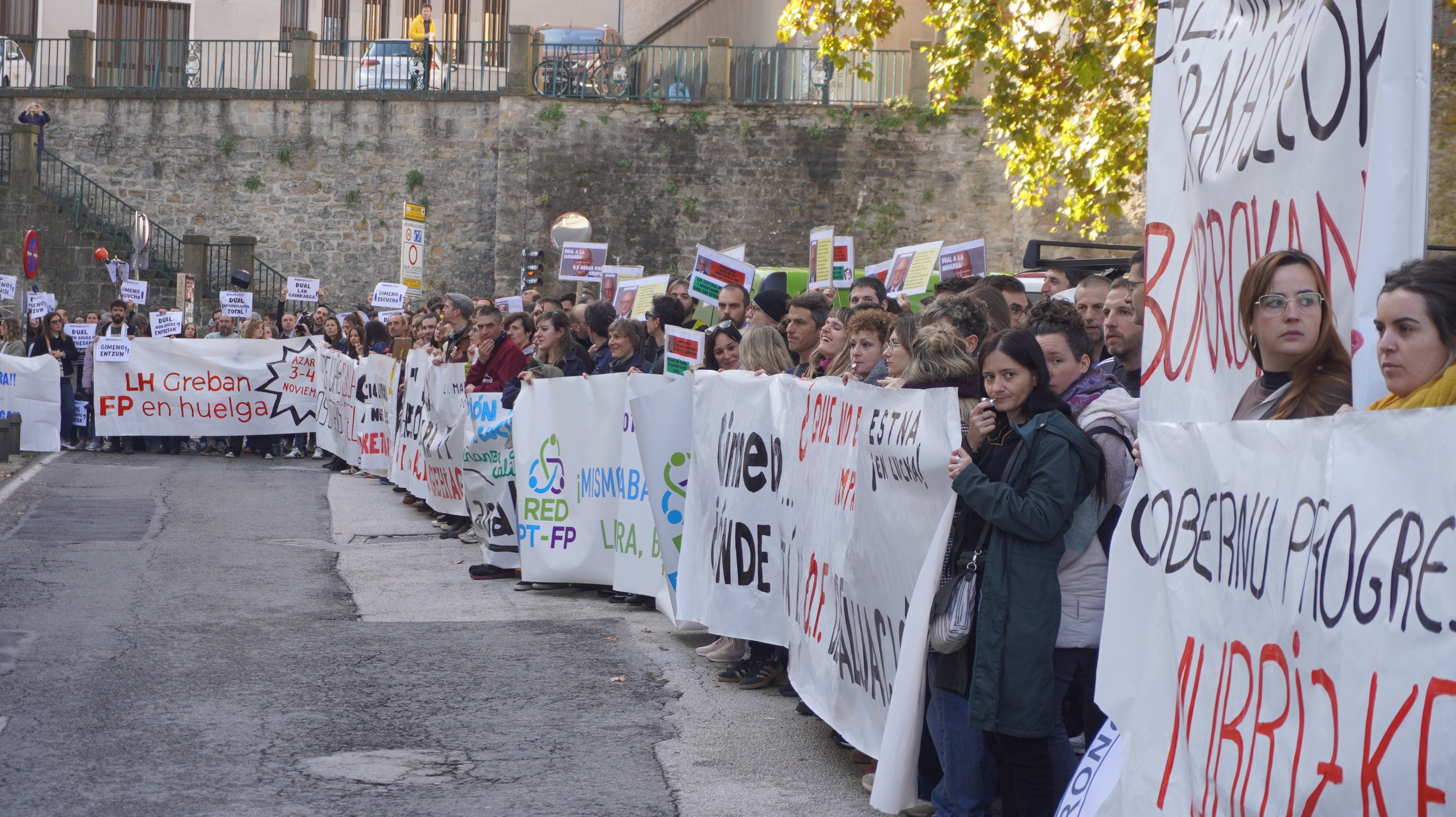 Un momento de la protesta durante la primera jornada de lucha en Iruñea. / Foto CCOO Navarra