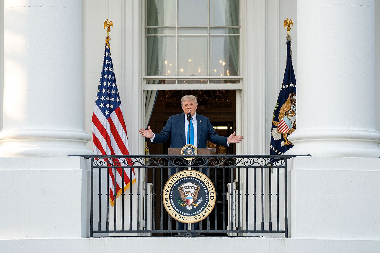 Donald Trump en un balcón de la Casa Blanca | Fuente: Gabriel Kotico / White House / Dominio público