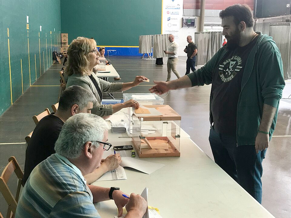 Voto en un colegio electoral | Fuente: Txo / Wikimedia commons / CC BY-SA 4.0
