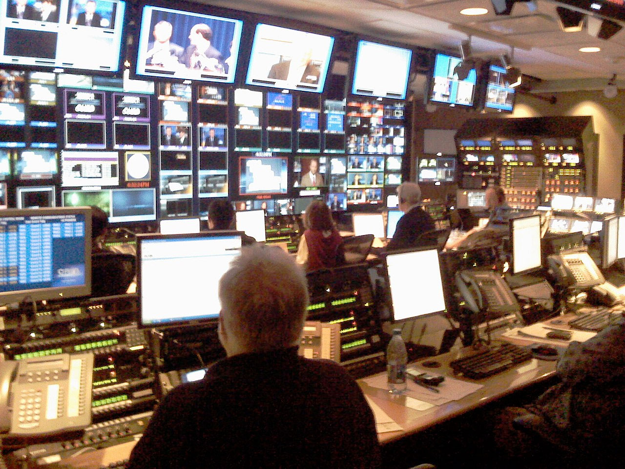 Estudio control de tv | Fuente: Jeff Maurone / wikimedia commons / CC BY 2.0