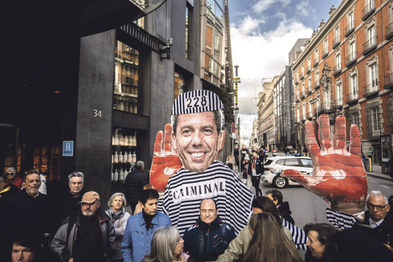 Personas pertenecientes a la Asociación de Víctimas de la DANA, se manifiestan en las cercanías del Congreso de los Diputados el pasado 17 de noviembre durante la comparecencia de Carlos Marzón en la Comisión de Investigación | Fuente: Olmo Calvo