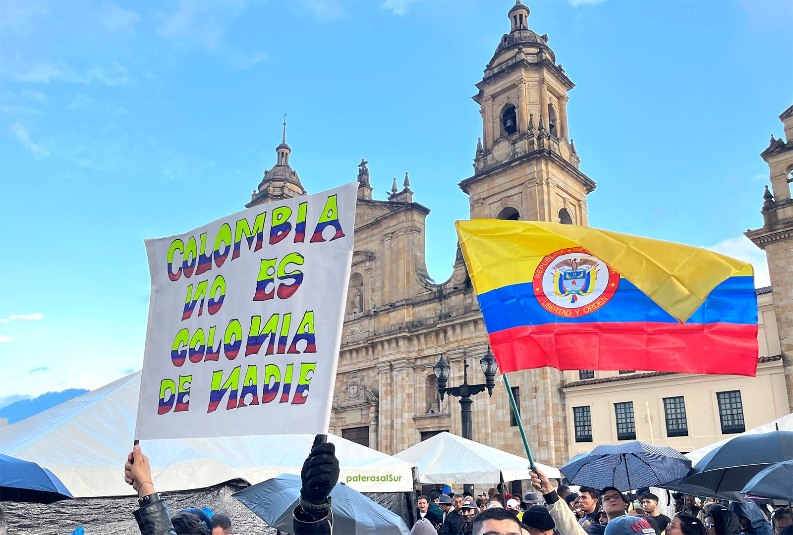 “Colombia no es colonia de nadie”, en la plaza de Bolívar en Bogotá el 7 de enero de 2026 | Foto: Iñaki Chaves