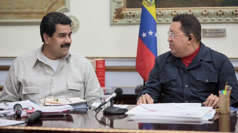 Nicolás Maduro junto a Hugo Chávez