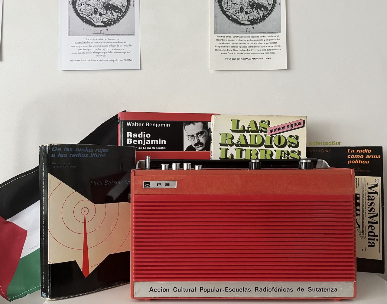 Aparato radiofónico de Radio Sutatenza y algunos libros sobre radio | Foto: Iñaki Chaves