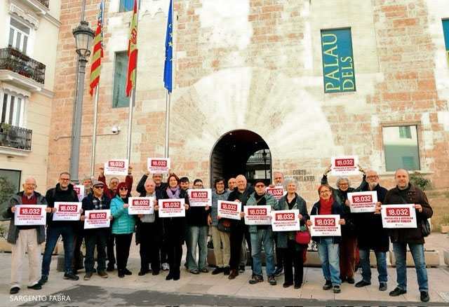 Entrega de firmas en las Corts Valencianes en apoyo a la ILP de defensa de la Sanidad Pública