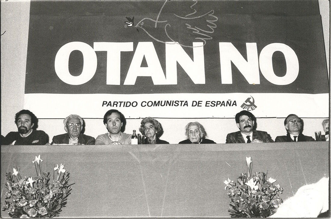 Mitin del PCE durante la campaña del referéndum por la OTAN con la presencia de Dolores Ibárruri, Gerardo Iglesias, Irene Falcón, Nicolás Satorius, Marcelino Camacho, Enrique Curiel y Antoni Gutiérrez | Archivo Histórico PCE (AHPCE)