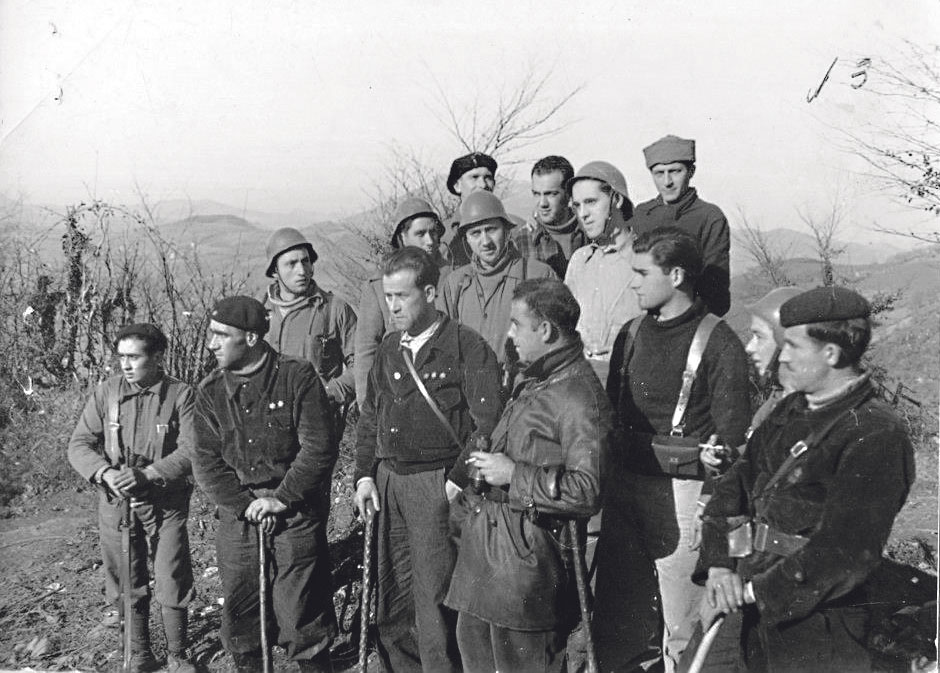 Integrantes del Batallón Rosa Luxemburgo. En primera fila en el centro el capitán Jacinto Carmona y el comandante Manuel Cristóbal Errandonea