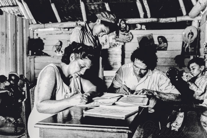 Jóvenes alfabetizadores en la campaña de alfabetización en Cuba (1961) | prensa-latina.cu