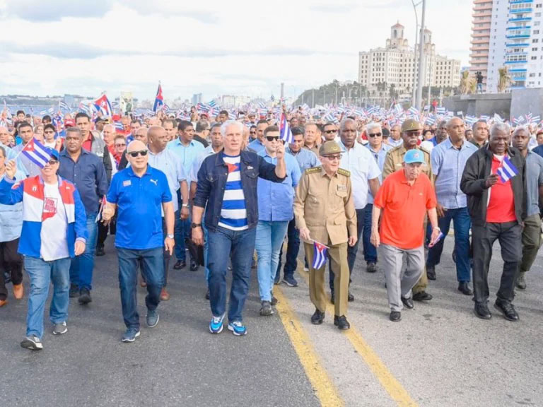 El presidente de Cuba, Miguel Díaz-Canel, junto a Raúl Castro en una marcha en La Habana | Fuente: Representaciones Diplomáticas de Cuba en el Exterior.
