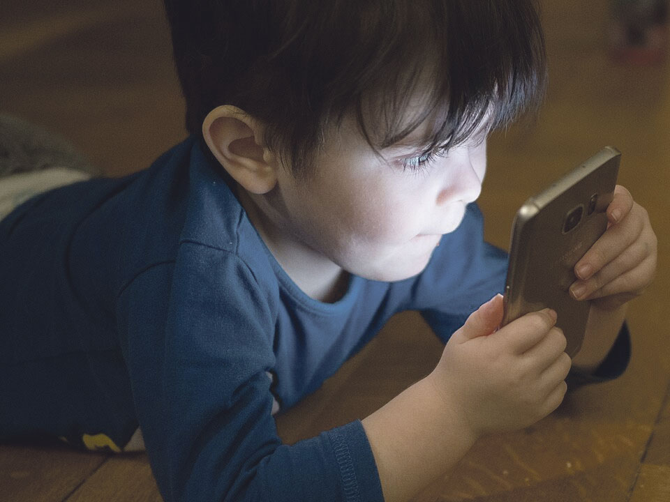 Menor con un teléfono móvil | Fuente: Andi Graf / CC0 1.0