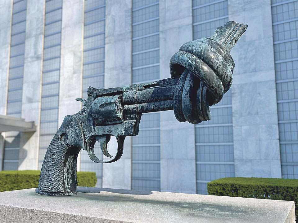 Escultura de bronce, “The Knotted Gun” (la pistola anudada), en el edificio de la ONU en Nueva York | Hazzy / CC BY-SA 4.0