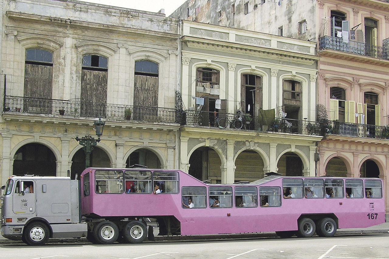 Los "camellos”, autobuses cubanos en los años 90 durante el "Período Especial", una cabina de camión remolcando un chasis largo con dos jorobas y forma de tráiler | bluesyPete / CC BY-SA 3.0