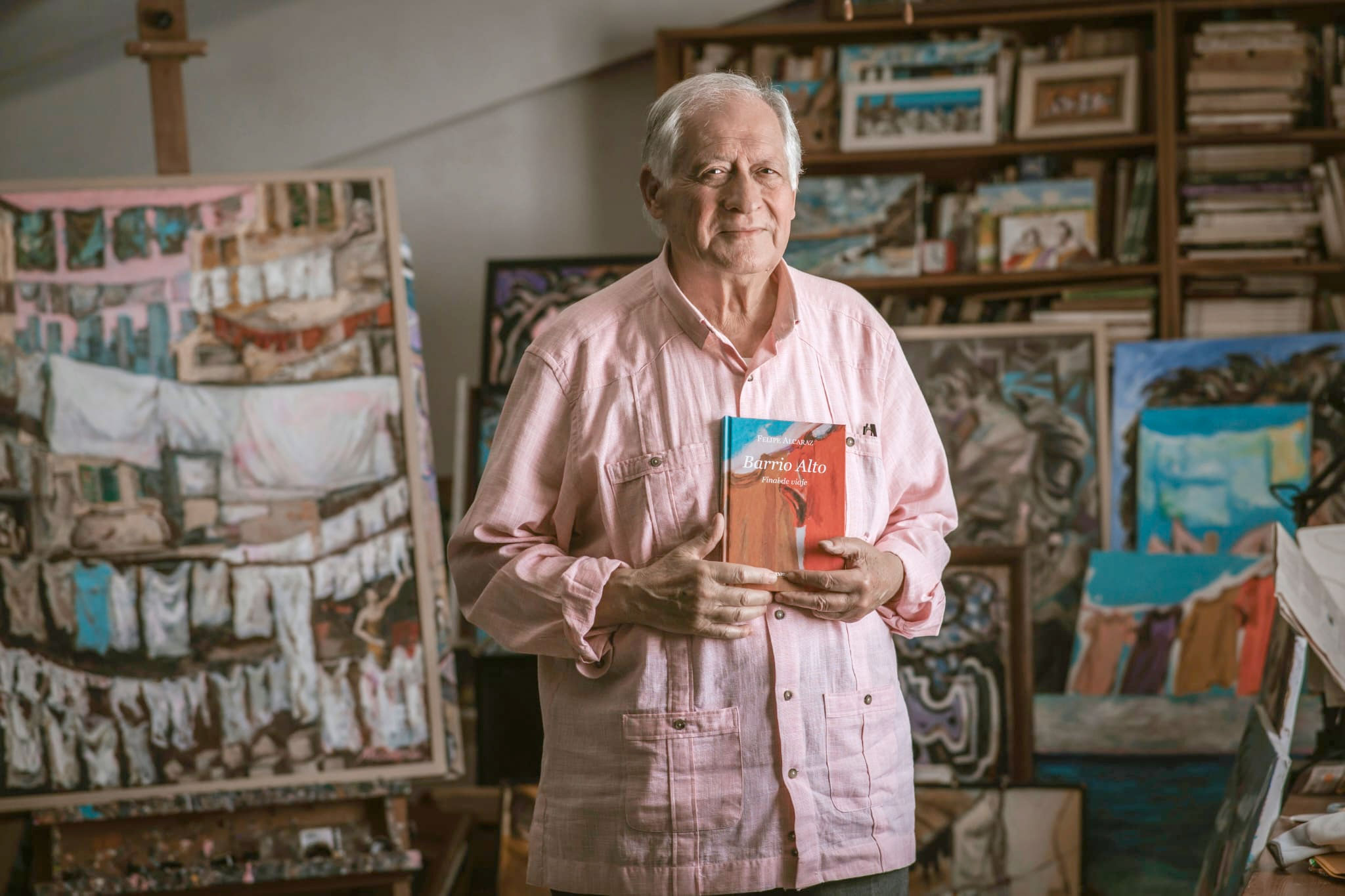 Felipe Alcaraz con su libro "Barrio Alto" | Martin Corradini