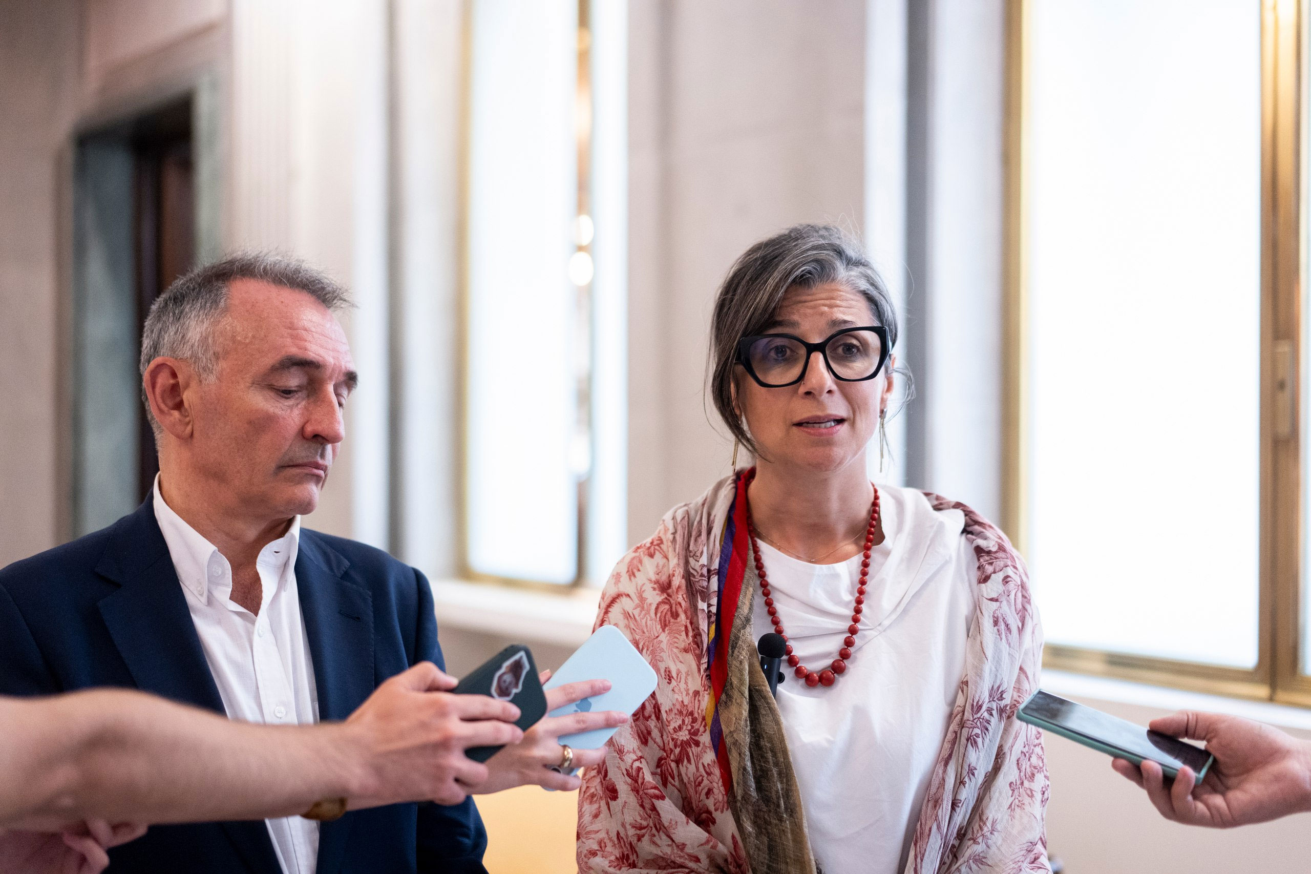 Francesca Albanese en el Congreso con el diputado, portavoz de IU en el Congreso y secretario general del PCE Enrique Santiago (junio 2025) | Fuente: Olmo Calvo