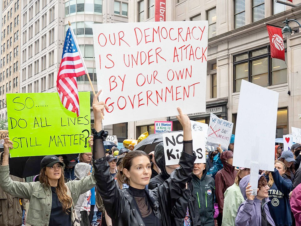 Protesta en Manhattan, Nueva York, bajo el lema "No a los reyes" en junio del año pasado | Fuente: Rhododendrites / CC BY-SA 4.0