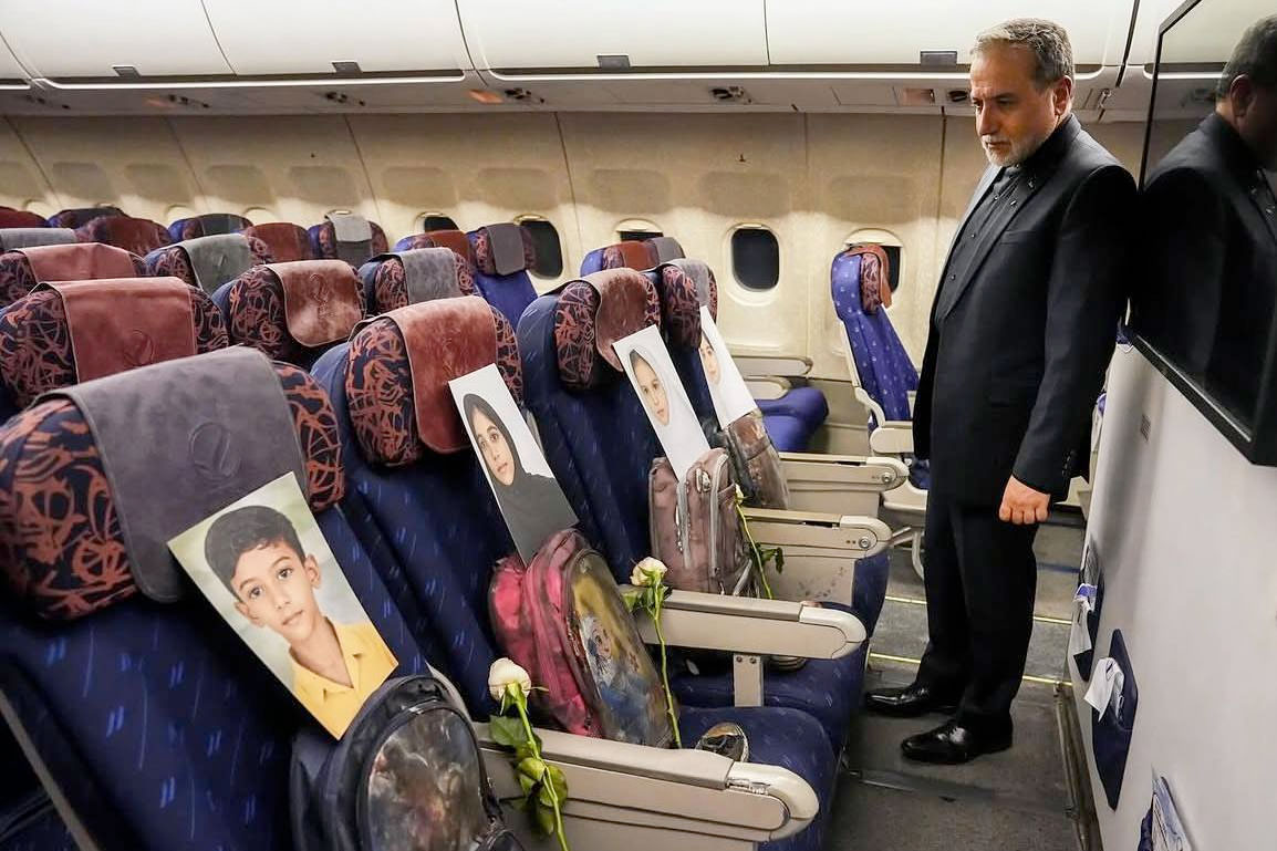 Las imágenes de los niños y niñas asesinadas en Minab, acompañaron el vuelo de la delegación de Irán en su viaje negociador a Islamabad | Fuente: @irna_es
