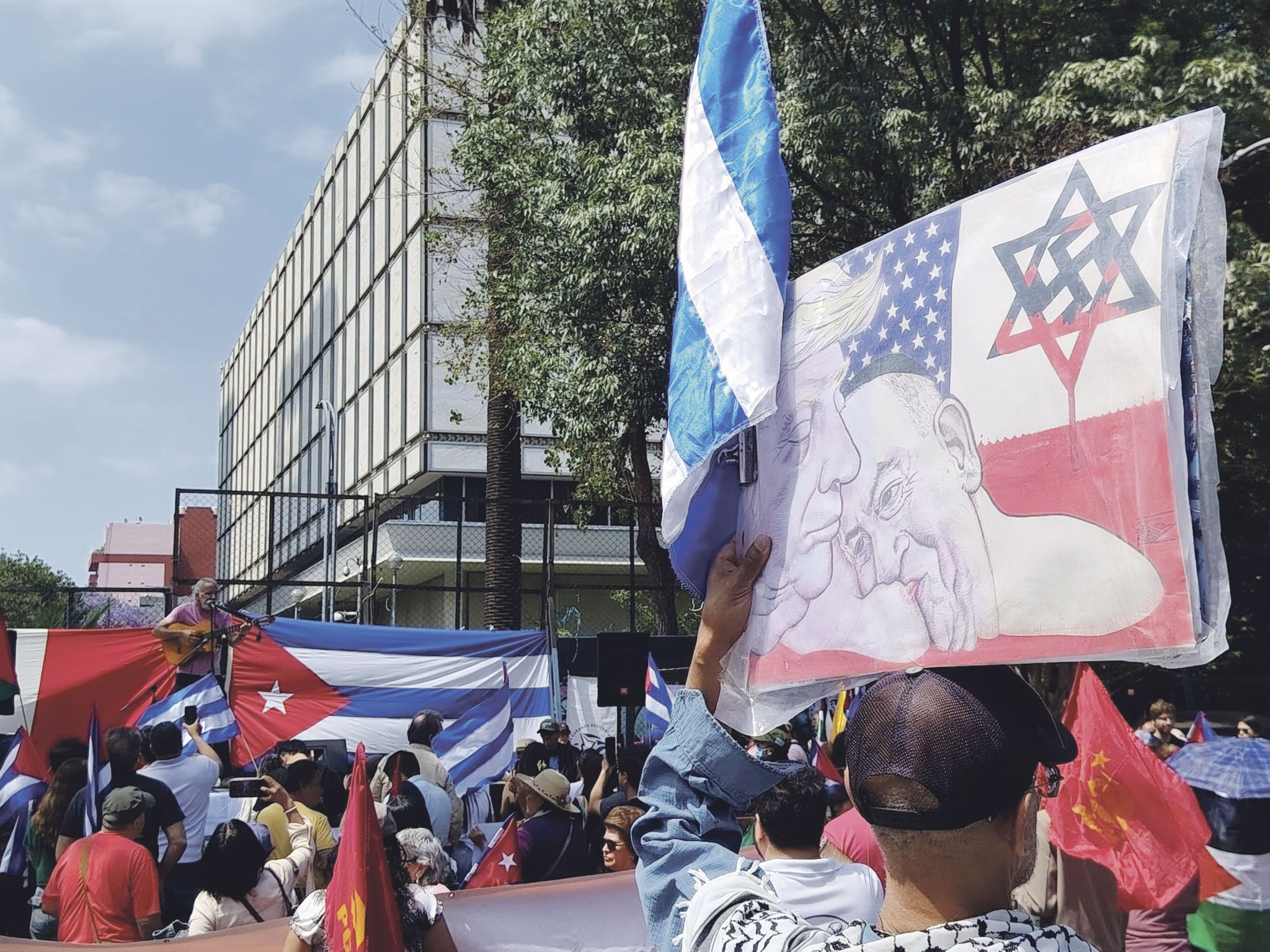 Concentración en solidaridad con Cuba frente a la antigua embajada de Estados Unidos en México | @El_Chamuco