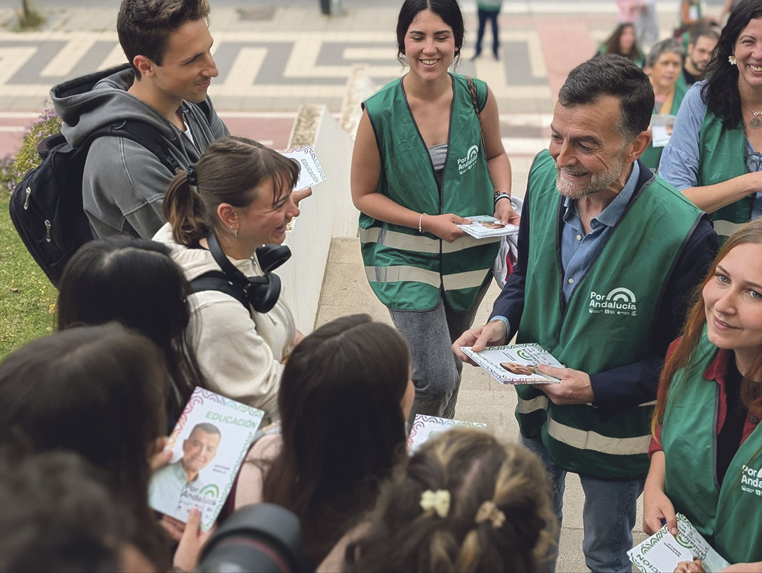El candidato Antonio Maíllo durante la campaña electoral de las autonómicas de Andalucía. Dialogando, llevando las propuestas, barrio a barrio | Fuente: Por Andalucía