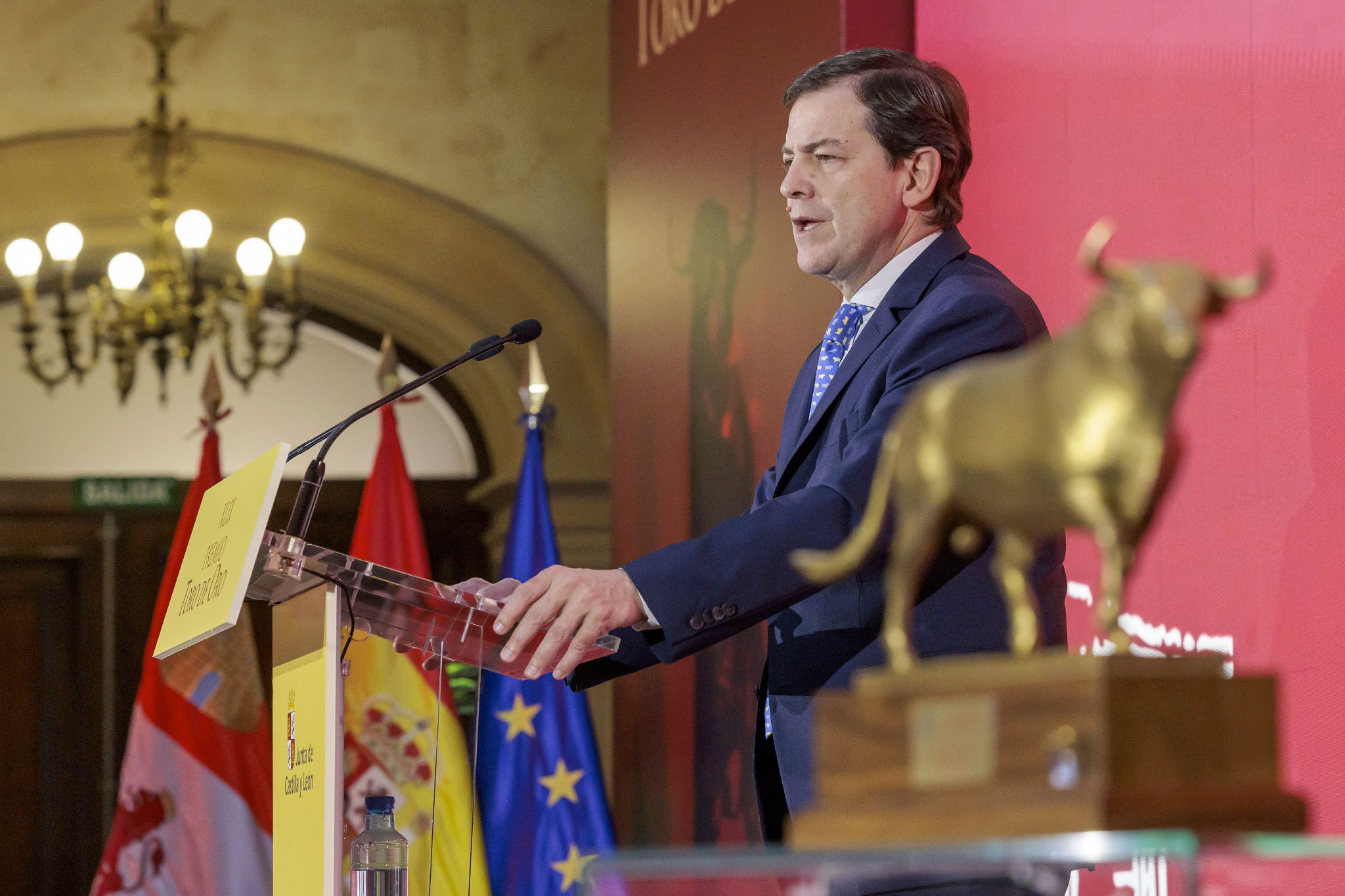 Alfonso Fernández Mañueco en la clausura en Salamanca, el pasado 11 de mayo, de la gala de entrega del Premio 'Toro de Oro 2025', donde ha reafirmado el apoyo de la Junta de Castilla y León a la tauromaquia | Fuente: facebook.com/juntadecastillayleon