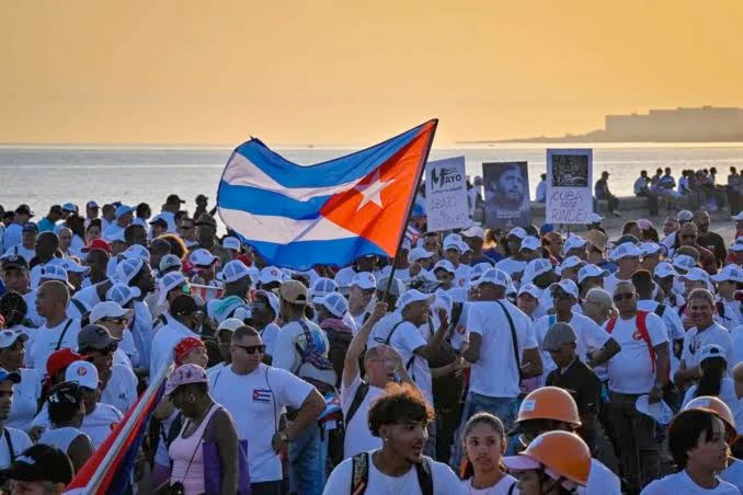 Desfile en La Habana de apoyo a la revolución | Fuente: almaplus.tv