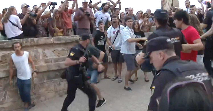 Carga policial contra la manifestación que reclamaba un cambio de modelo turístico en Baleares | Fuente: captura imagen de vídeo