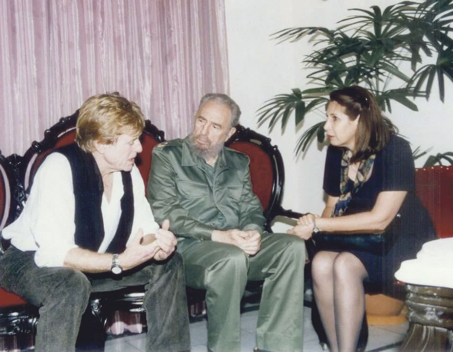 Encuentro en La Habana de Fidel Castro y el actor estadounidense Robert Redford, quien se encontraba en Cuba para el estreno de la película «Diarios de Motocicleta», inspirada en la vida del Che Guevara, de la que Redford fue su productor ejecutivo | Hotel Nacional