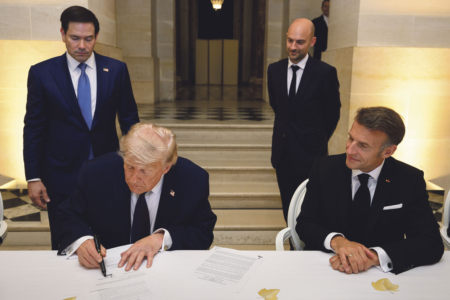 Donald Trump firma en Versalles (Francia), el pasado 17 de junio, el memorándum de entendimiento entre la República Islámica de Irán y Estados Unidos | The White House