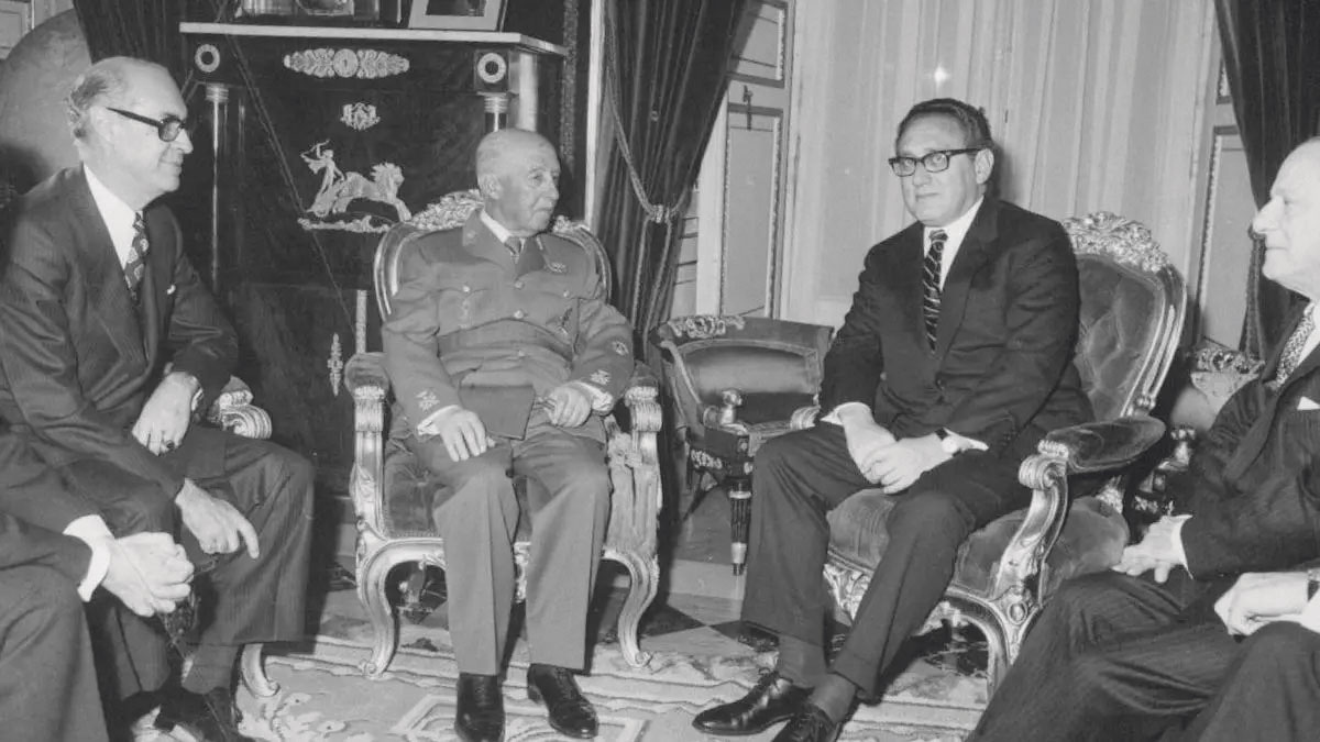 De Izq.-dcha.: Wells Stabler, Francisco Franco y Henry Kissinger | RTVE