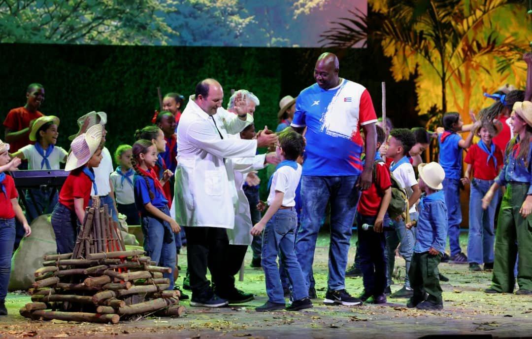 Actuación de la compañía infantil de teatro “La Colmenita” homenajeó en su cumpleaños a Fidel | Fuente: Granma