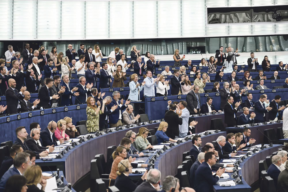 Eurodiputados de derecha y ultraderecha aplauden la reforma migratoria europea el pasado 17 de junio | Christian CREUTZ / European Union