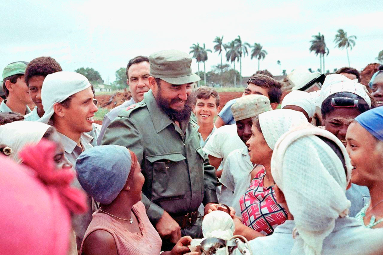 Fidel Castro conversa con mujeres y jóvenes