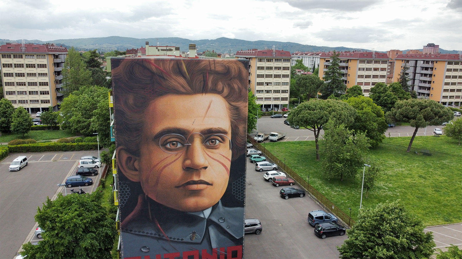 Mural de 213 metros cuadrados obra del artista Jorit (Ciro Cerullo), representando a Antonio Gramsci en el costado de un edificio de viviendas del barrio de Isolotto en Florencia | Fuente: streetartcities.com
