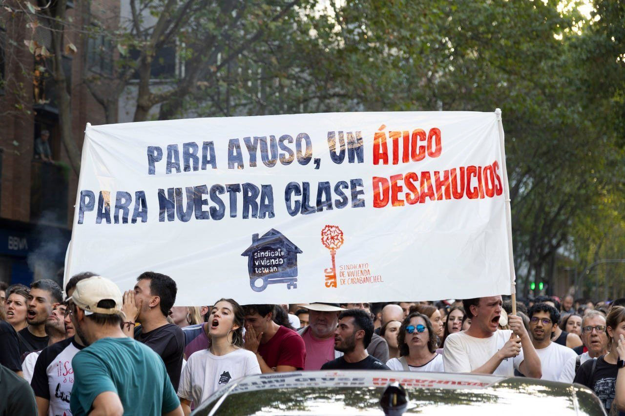 "Para Ayuso un ático, para nuestra clase desahucios" | Fuente: X (@EnriqueSantiago)