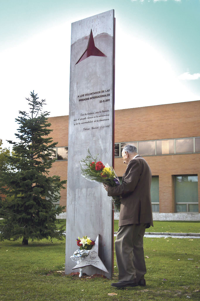 Homenaje a las BB.II en el memorial de la Ciudad Universitaria (Madrid), noviembre 2012 | Fuente: Ceronegativo