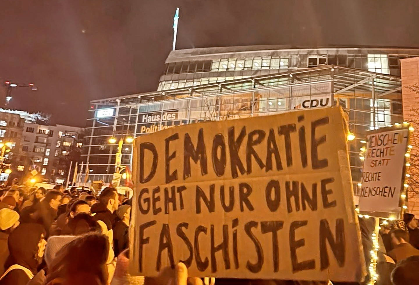 "Demokratie geht nur ohne faschisten" (La democracia solo funciona sin el fascismo). Manifestación contra la extrema derecha en Alemania (enero 2025) | Fuente: Die Linke Berlín