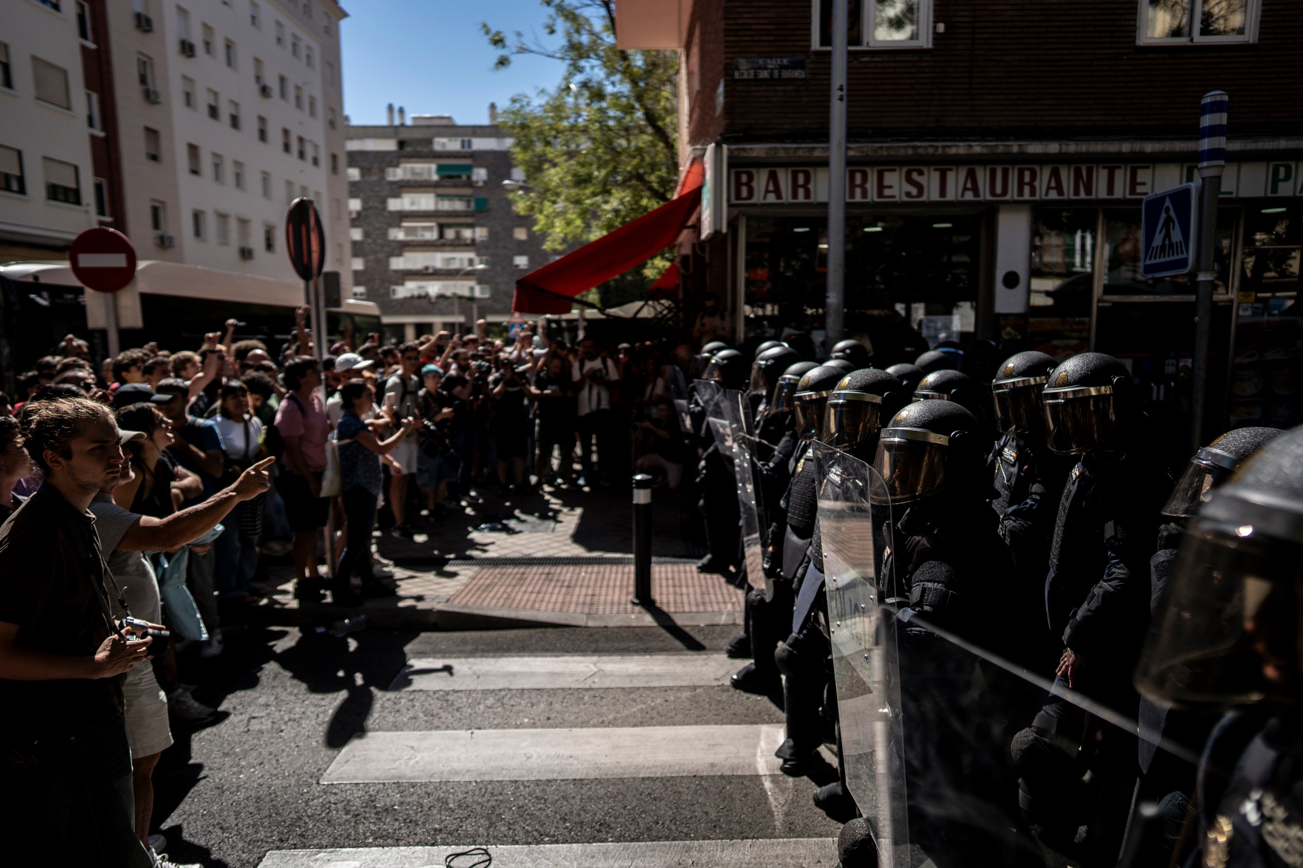 Enfrentamiento entre la policía y manifestantes durante la ejecución del desahucio de Maricarmen | Fuente: Olmo Calvo