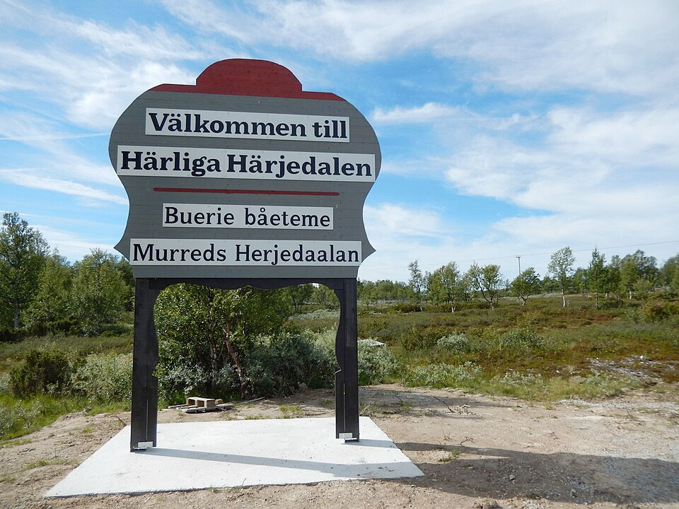 Välkommen till Härliga Härjedalen på både svenska och sydsamiska. (Bienvenidos a la maravillosa Härjedalen, texto tanto en sueco como en sami meridional.) | Catasa, CC BY-SA 4.0, via Wikimedia Commons