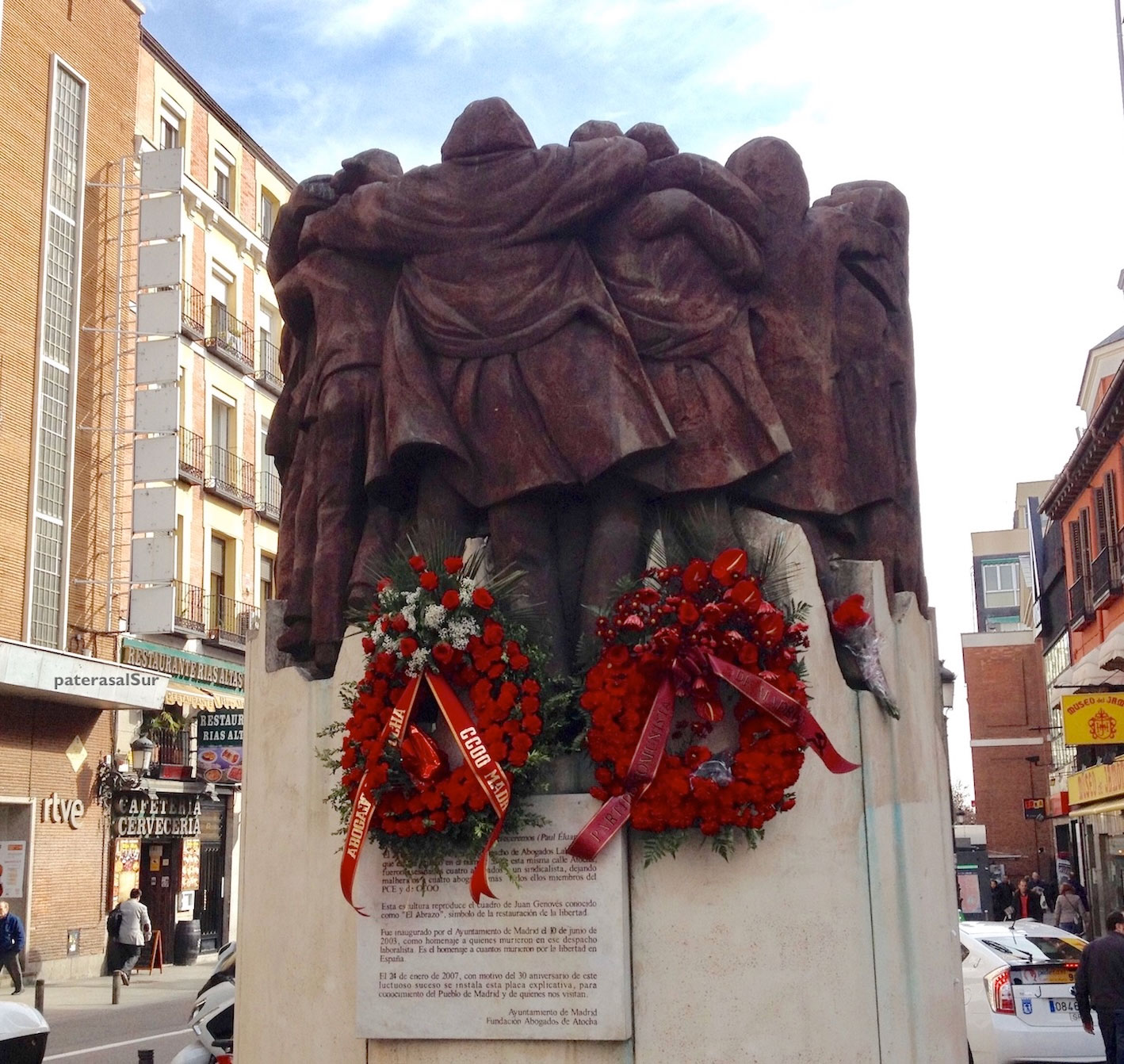 "El abrazo", monumento a los abogados de Atocha en la Plaza de Antón Martín de Madrid